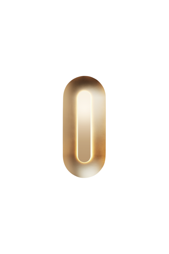 Oval messingfarvet væglampe med indirekte lys, på hvid baggrund