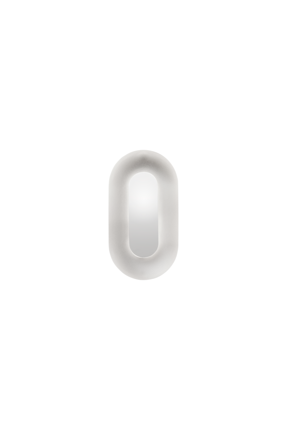 Oval sølvfarvet væglampe med indirekte lyskilde, på hvid baggrund