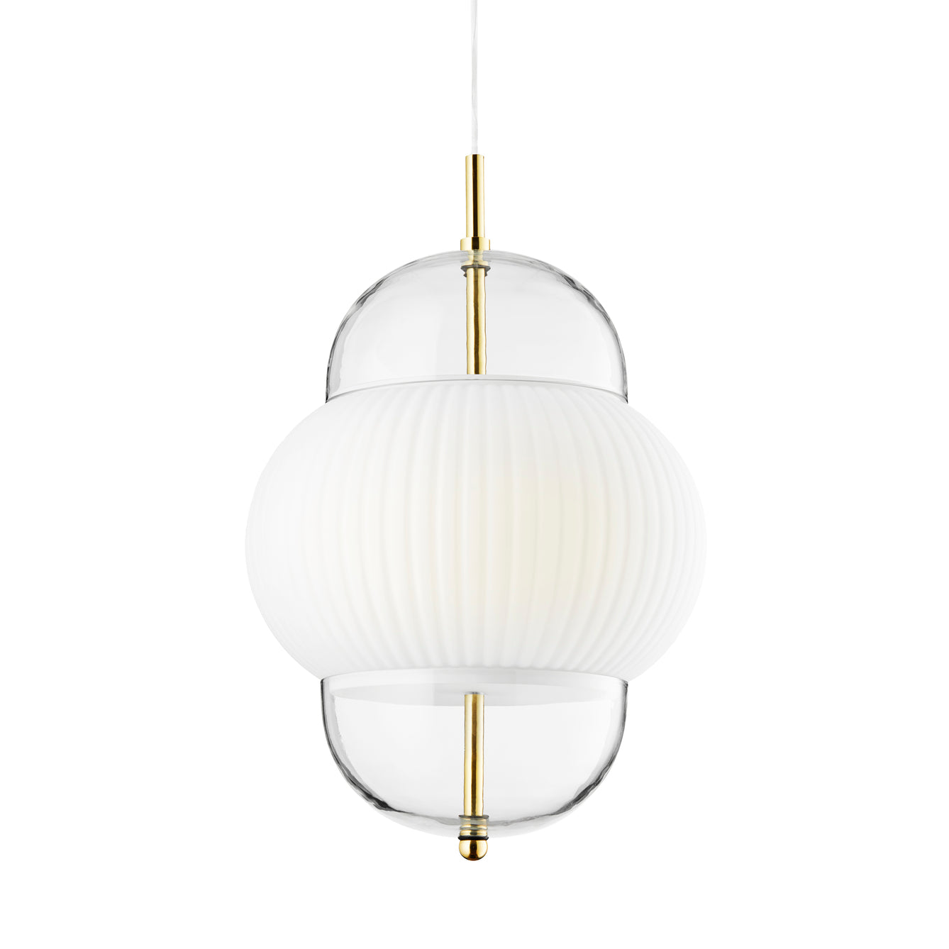 Lampe i klart glas og mat hvidplisseret glas. Derudover har lampen detaljer i messing og en hvid stofledning.