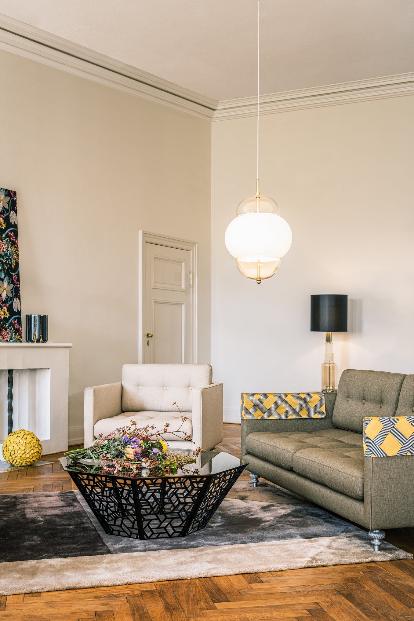 Lampe i klart glas og mat hvidplisseret glas. Derudover har lampen detaljer i messing og en hvid stofledning.