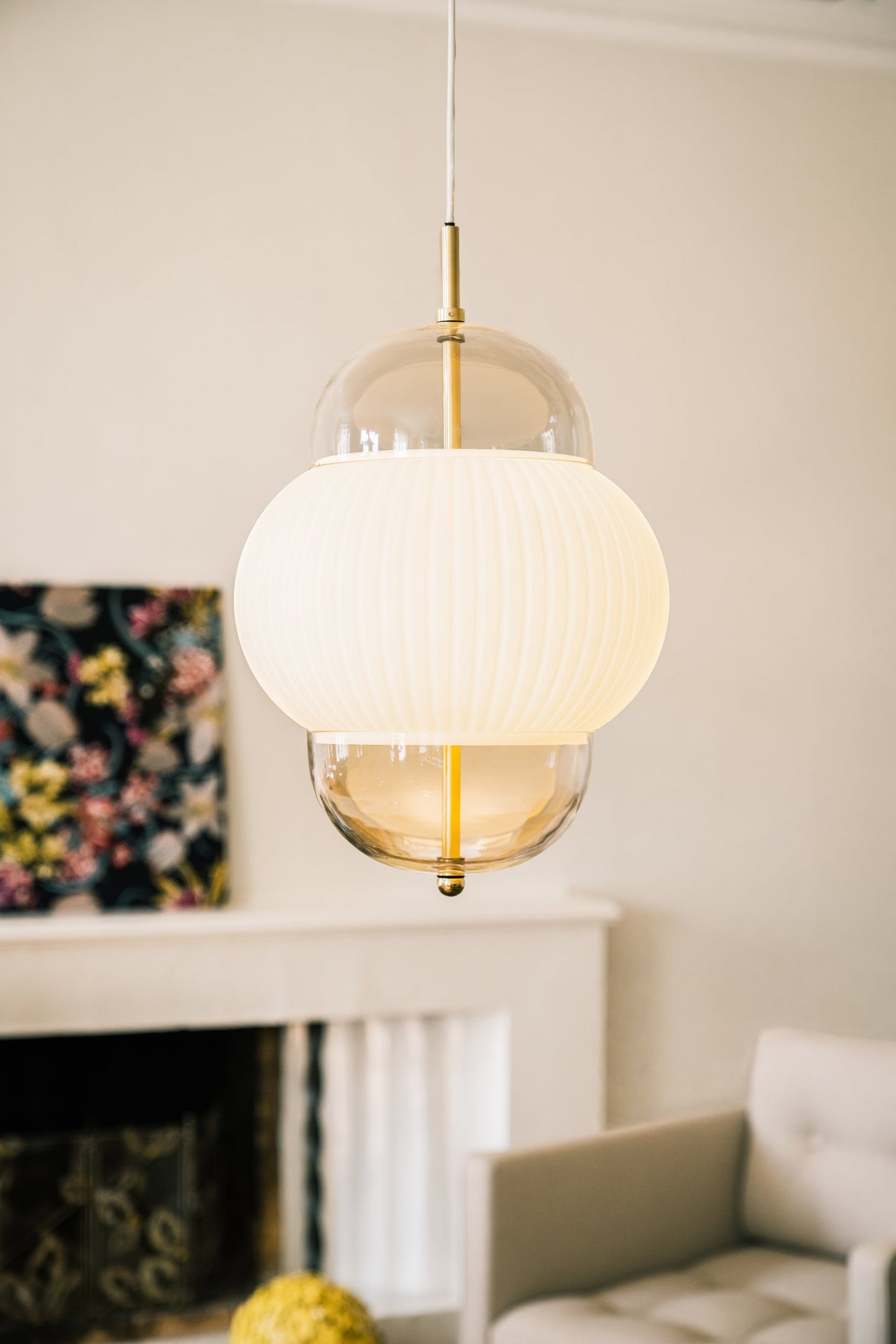 Lampe i klart glas og mat hvidplisseret glas. Derudover har lampen detaljer i messing og en hvid stofledning.
