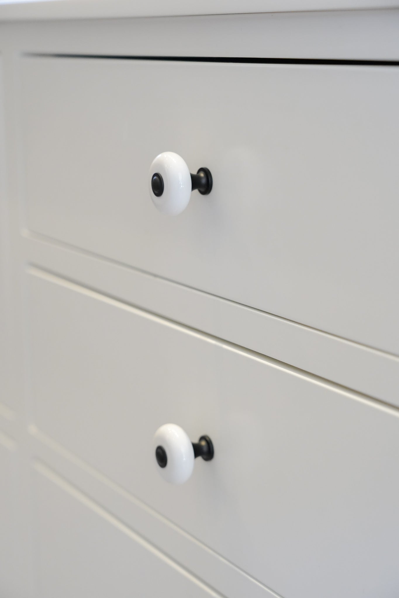 Skagen • Klassisk hvid porcelænsknop med fod i mat sort messing