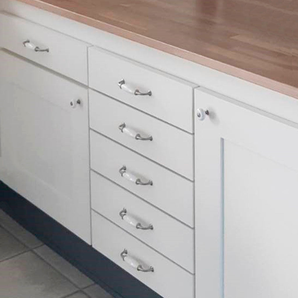 Tisvildeleje • Klassisk køkkengreb i hvid porcelæn med fødder i rustfri stål look