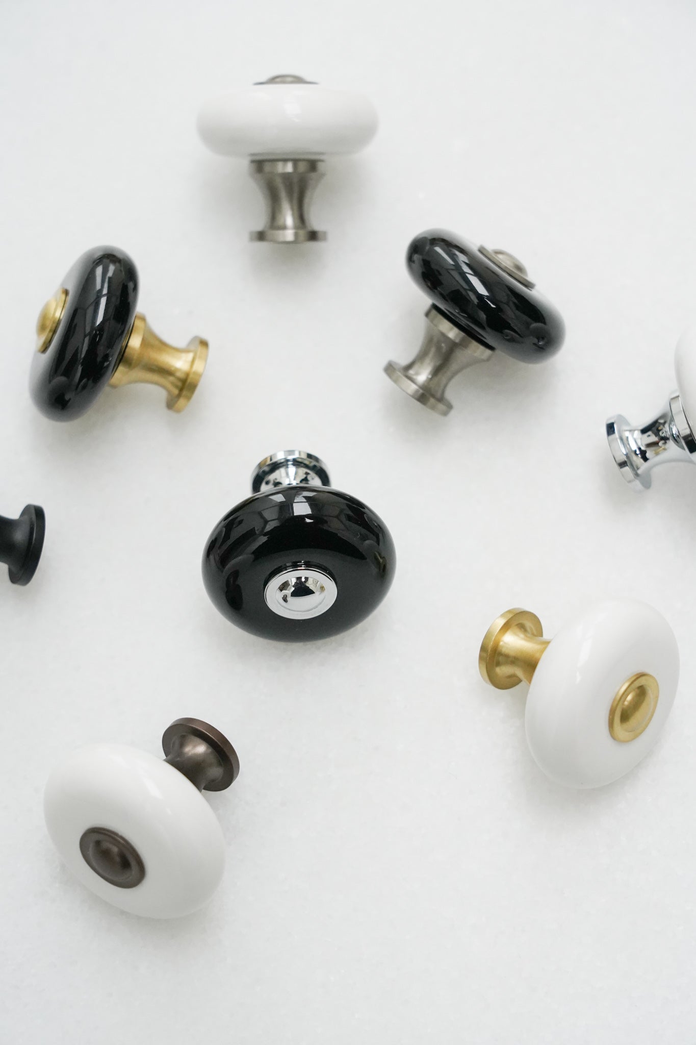 Skagen • Klassisk hvid porcelænsknop med fod i mat sort messing