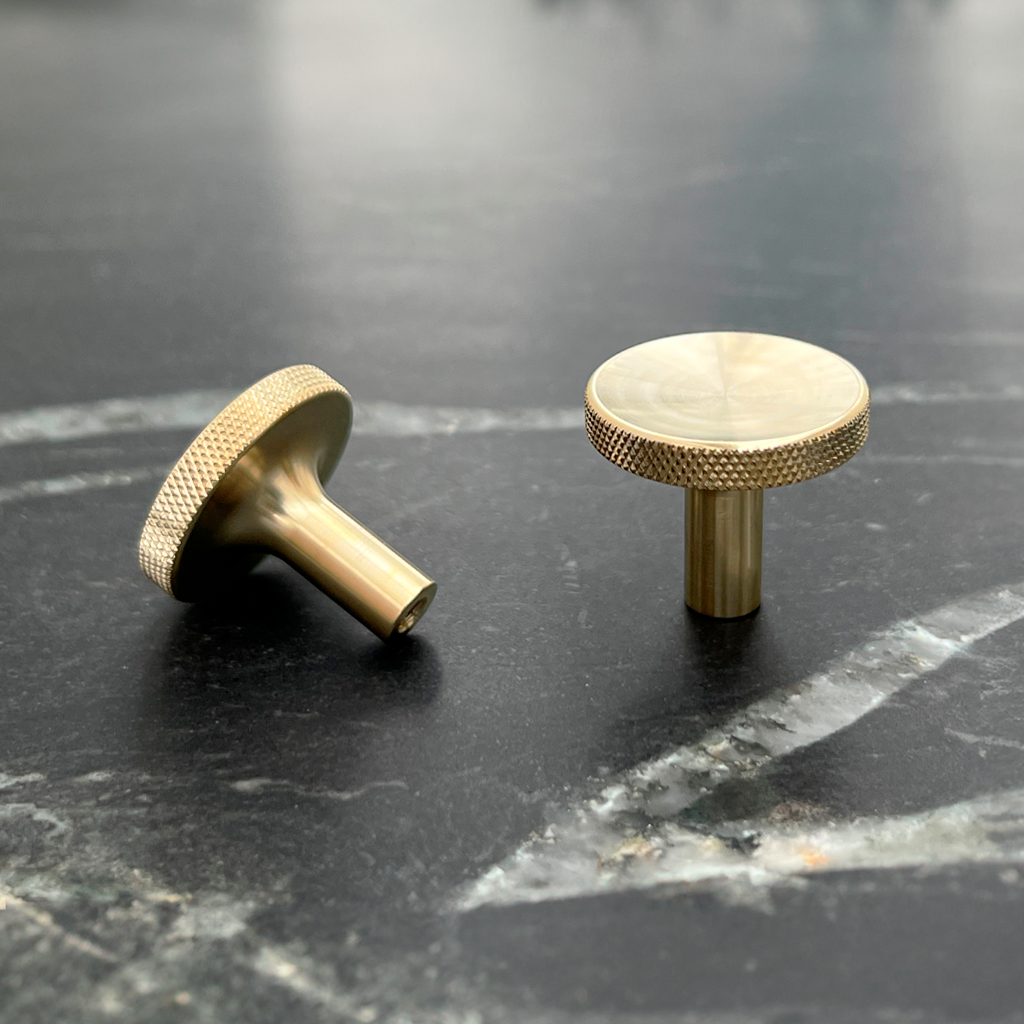 Søllerød • Møbelknop i massiv messing uden lak med diamond cut