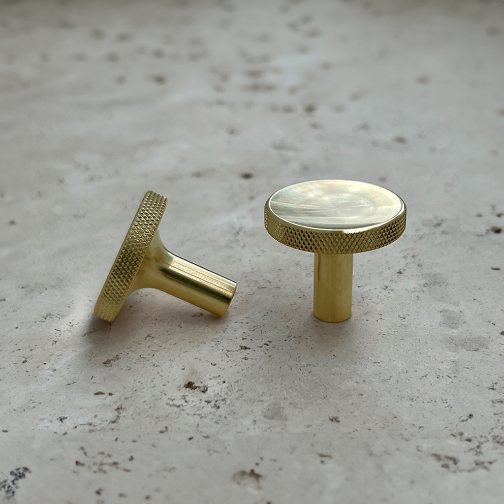 Søllerød • Møbelknop i massiv messing uden lak med diamond cut