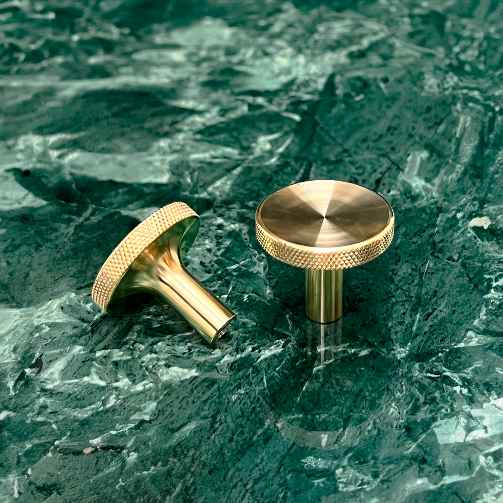 Søllerød • Møbelknop i massiv messing uden lak med diamond cut