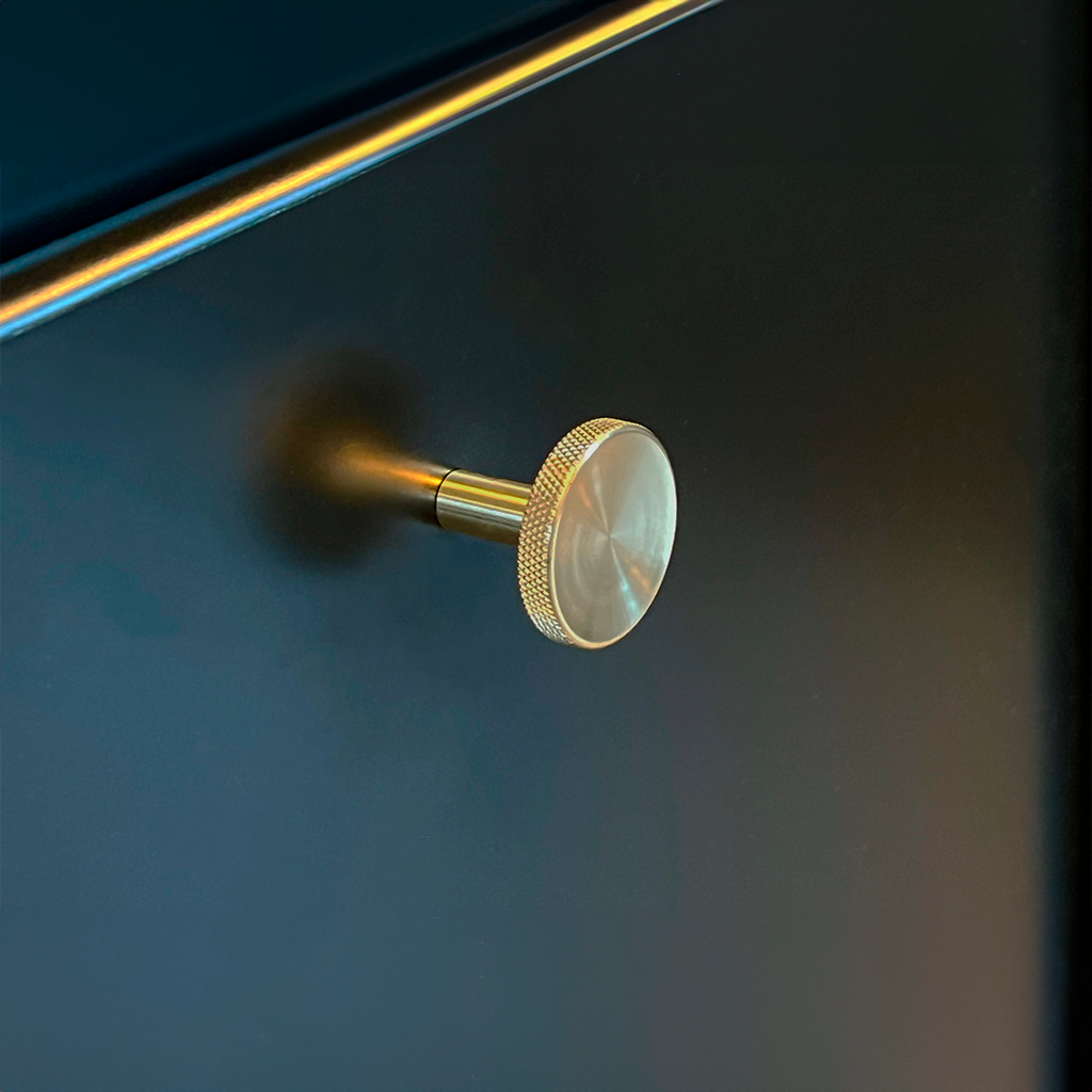 Søllerød • Møbelknop i massiv messing uden lak med diamond cut