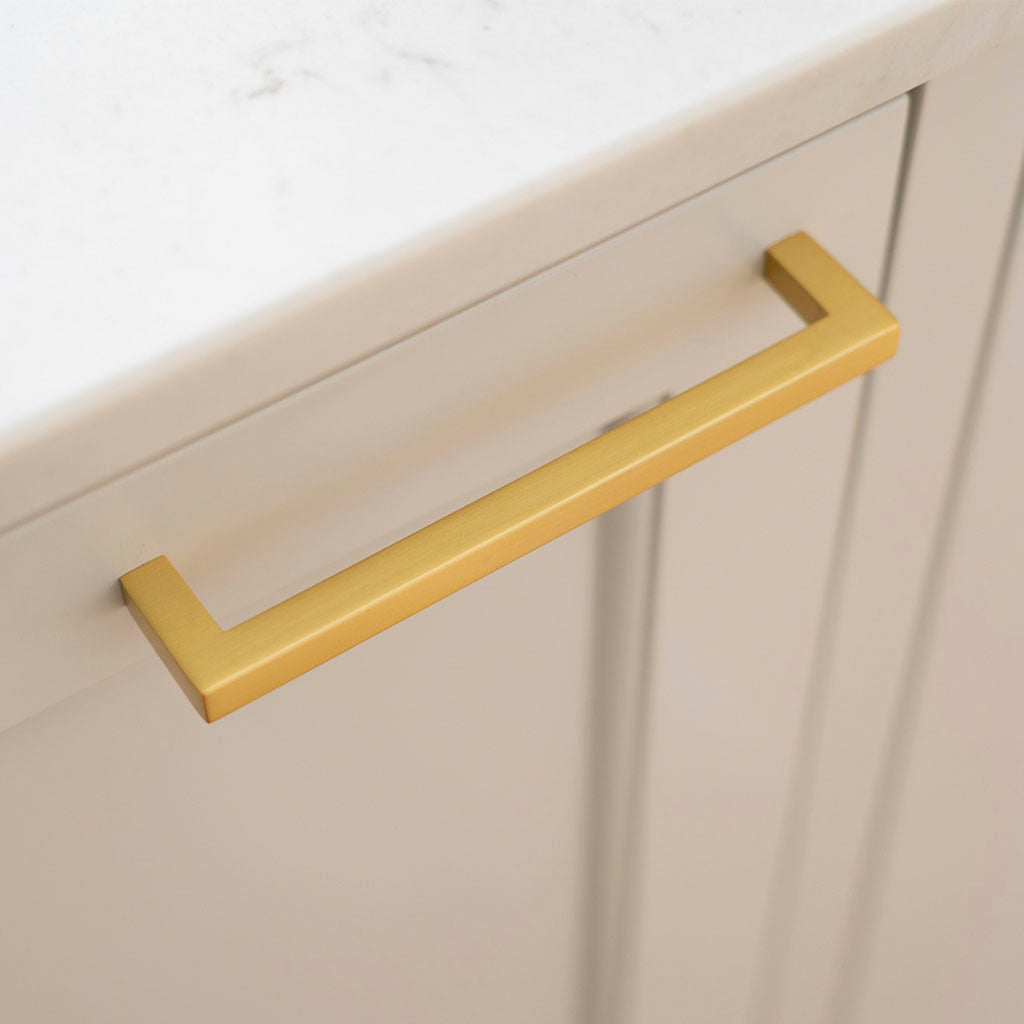 Vedbæk • Firkantet køkkengreb i børstet messing look