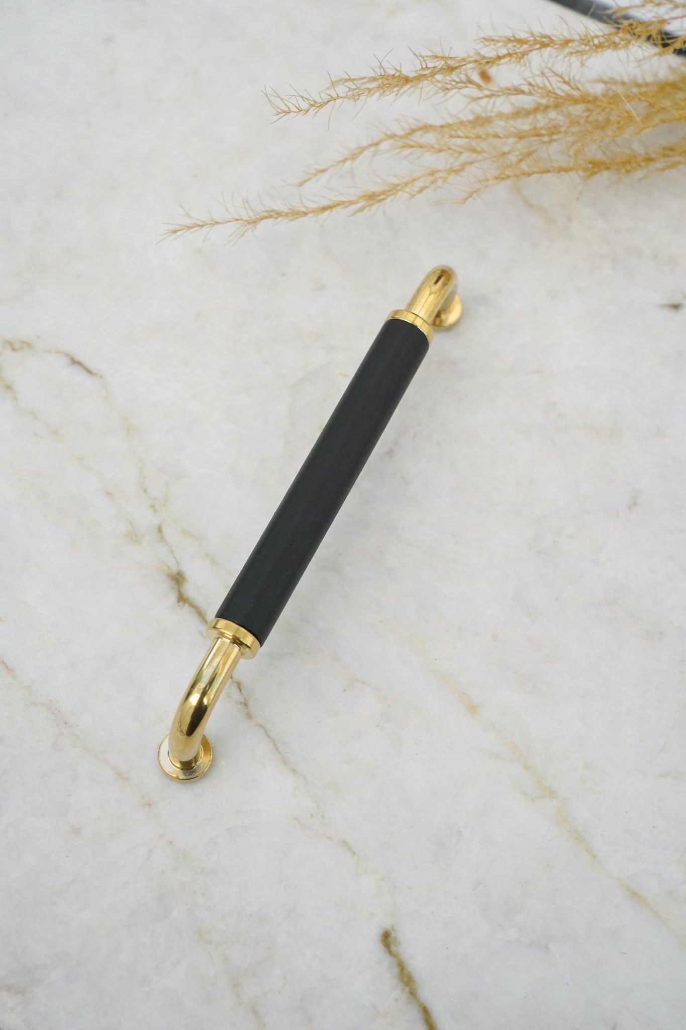 Virum • Greb i blank massiv messing uden lak med træ indlæg i sort