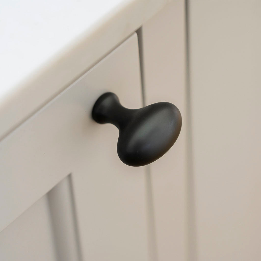 Knop: Hellerup • Oval knop i metal sort messing