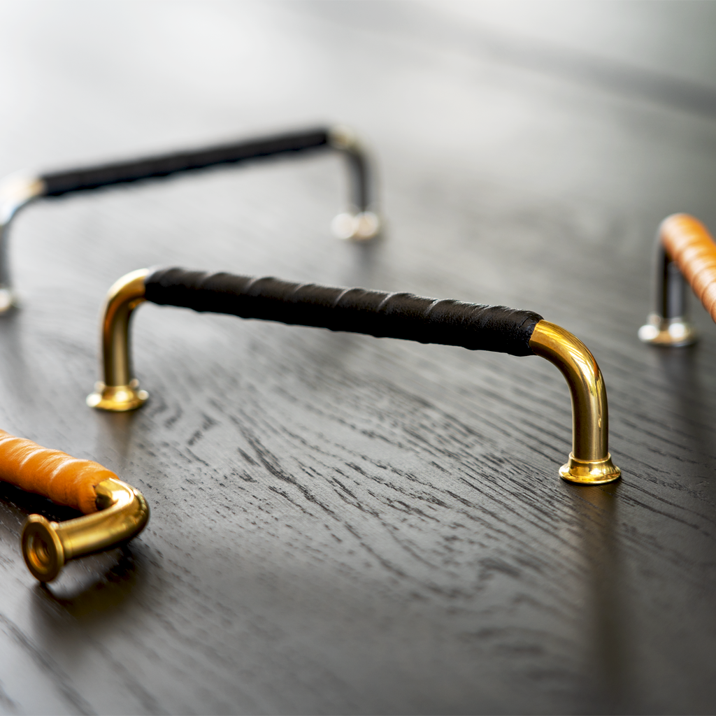 Greb: Charlottenlund • Bøjlegreb i massiv blank krom stål med Cognac farvet læder