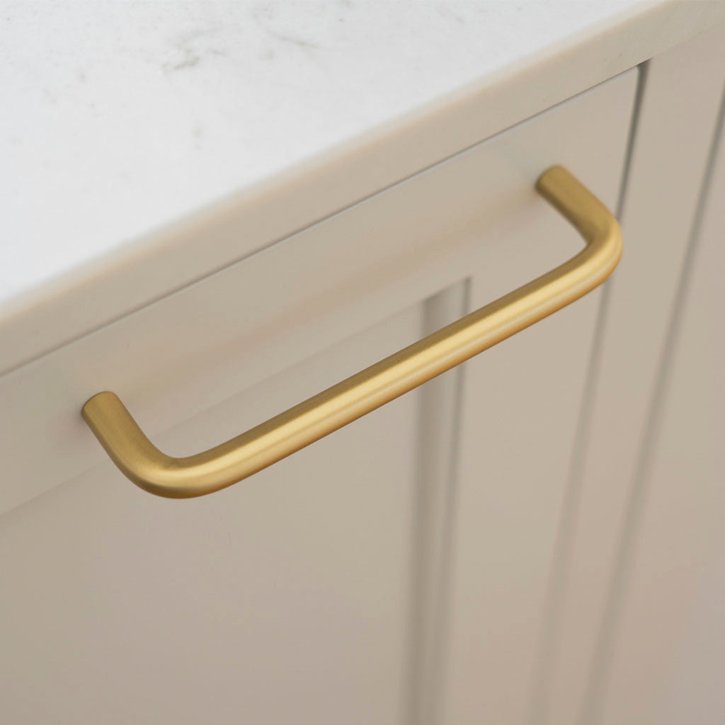 Greb: Rungsted • Greb i massiv børstet messing m. mat lak med løse ekstra fødder