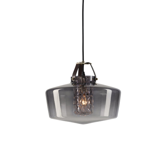 Lampen har en røgfarvet glasskærm i mundblæst glas, et facetslebet cylinderrør samt unikke detaljer i bl.a. læder.