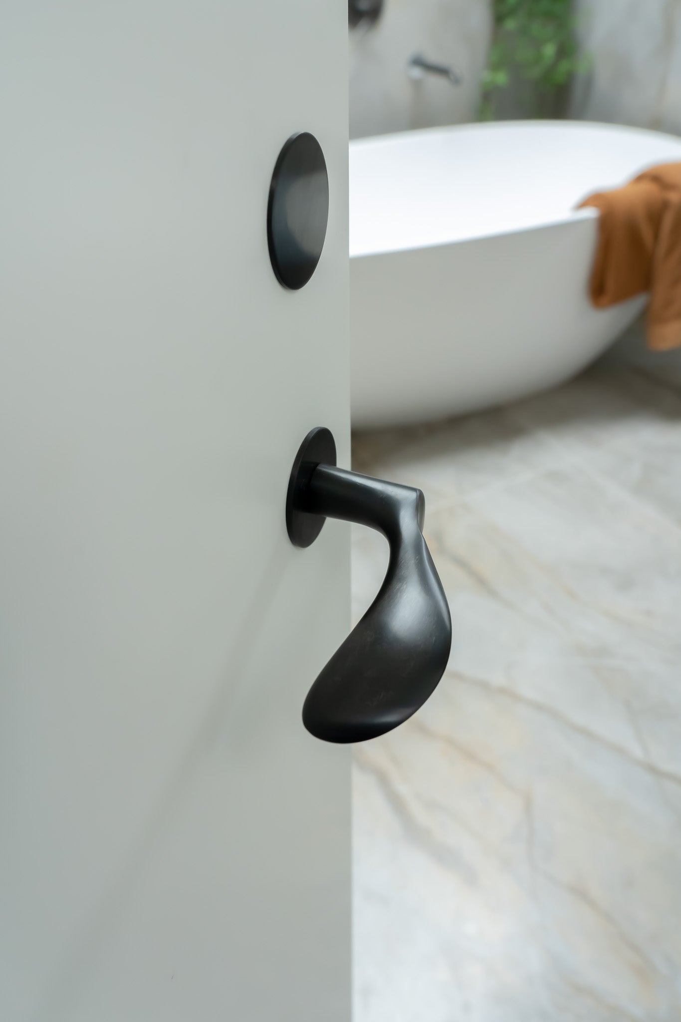 Arne Jacobsen Dørhåndtag - AJ97 dørgreb med charcoal overflade 97 mm. Lille model