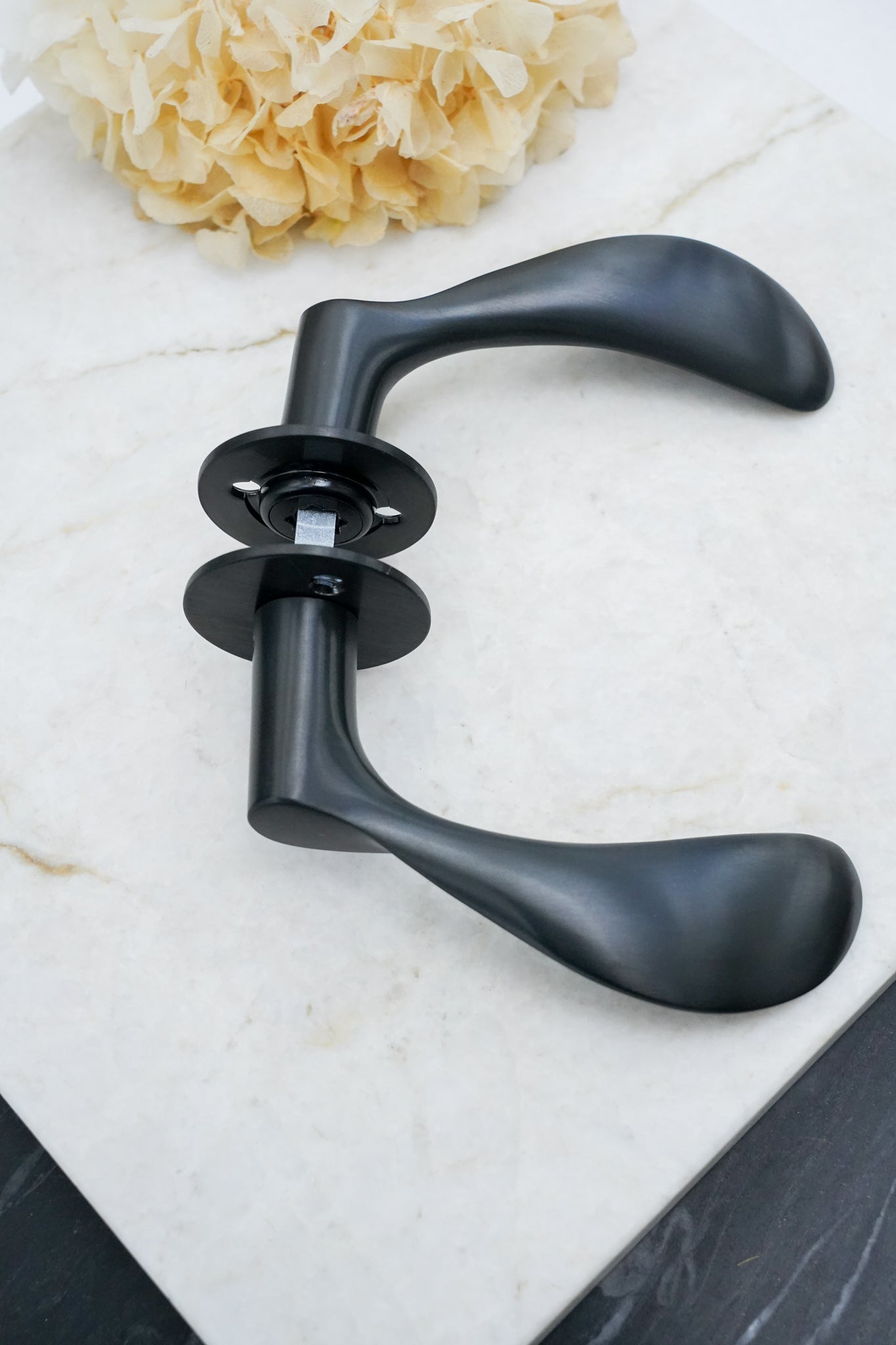 Arne Jacobsen dørhåndtag - AJ111 dørgreb med charcoal overflade 111 mm stor model