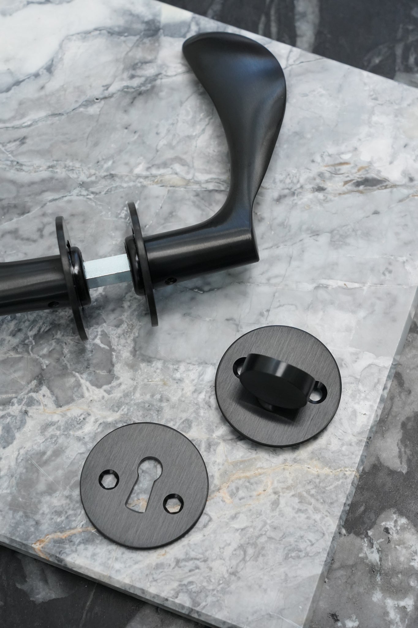 Arne Jacobsen dørhåndtag - AJ111 dørgreb med charcoal overflade 111 mm stor model