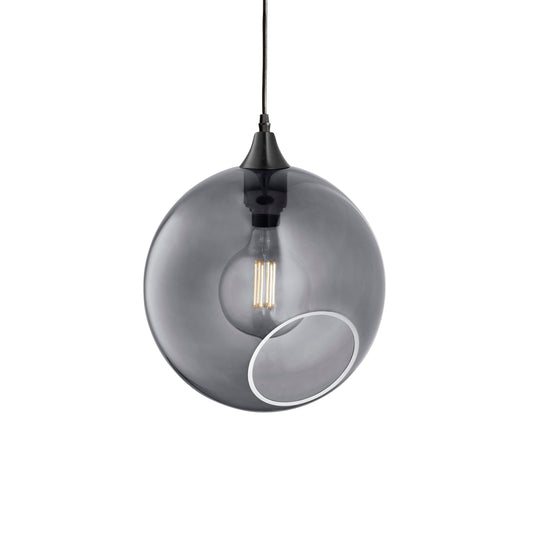 Rund lampe i smoked glas og med et afskåret stykke med kig til pæren. Fatningen og rosetten er sort og ledningen er af sort stof.