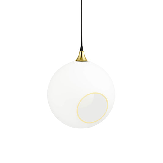Rund lampe i hvidt glas og med et afskåret stykke med guldkant og kig til pæren. Fatningen og rosetten er guldfarvet og ledningen er af sort stof.