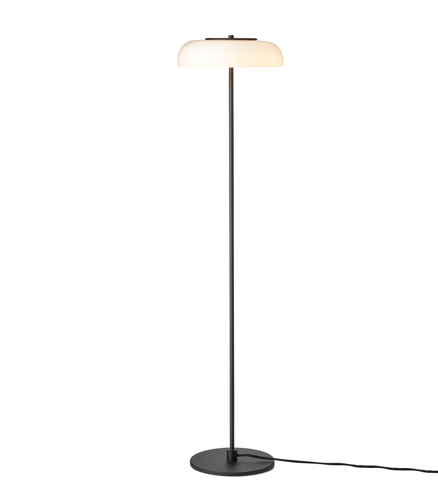 Gulvlampe med sort stel og fatning samt glasskærm i opalglas, på hvid baggrund