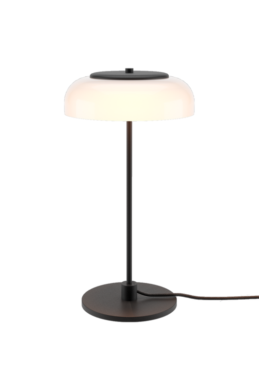 Bordlampe med sort stel og fatning og glasskærm i opalglas, på hvid baggrund.