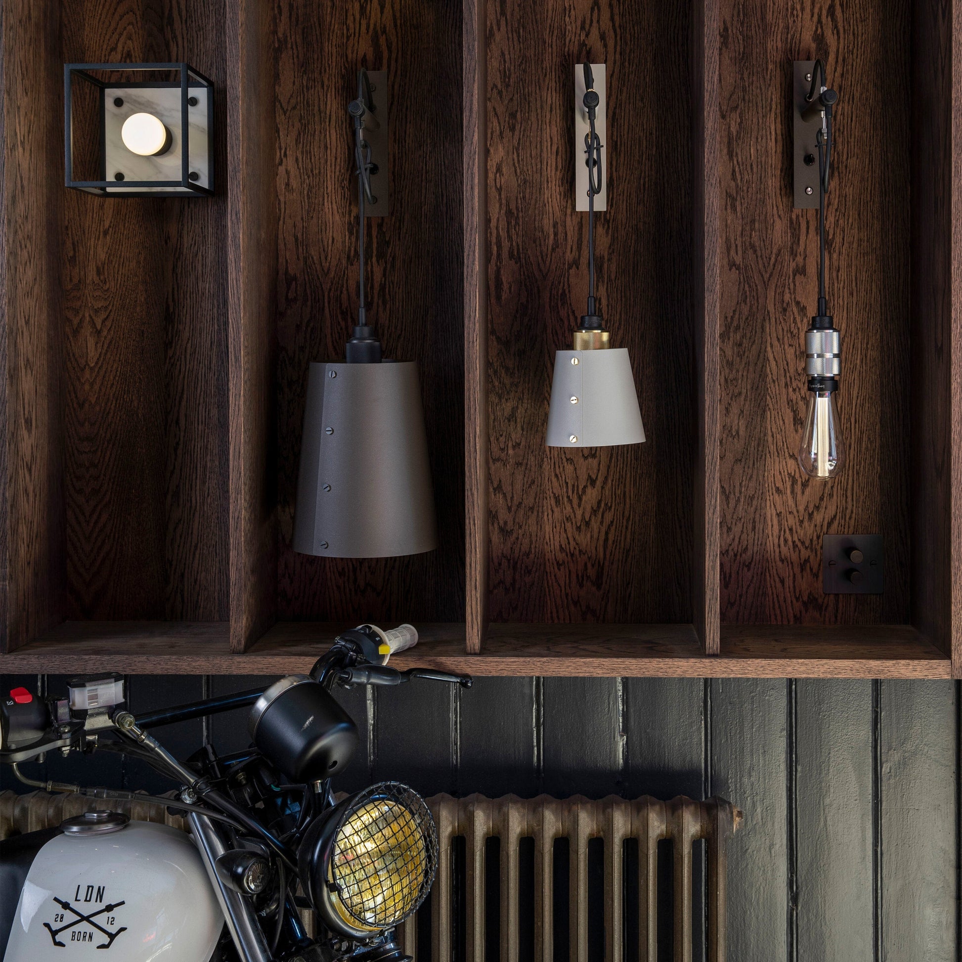 Buster and Punch caged wall lamp small i sort metal med bagplade i hvid marmor.