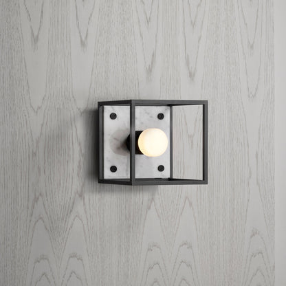 Buster and Punch caged wall lamp small i sort metal med bagplade i hvid marmor.