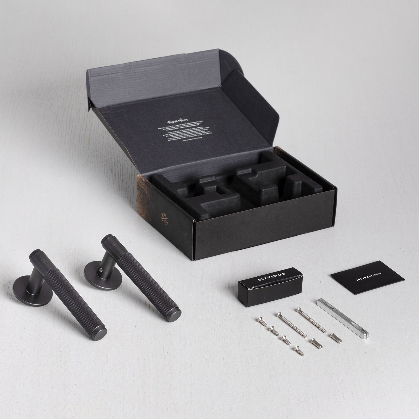Cross dørhåndtag i bruneret messing med diamond cut mønster  • Buster + Punch