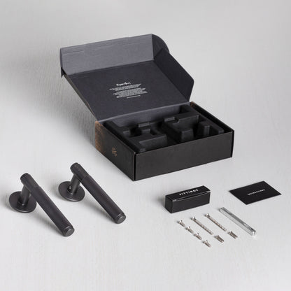 Cross dørhåndtag i bruneret messing med diamond cut mønster  • Buster + Punch