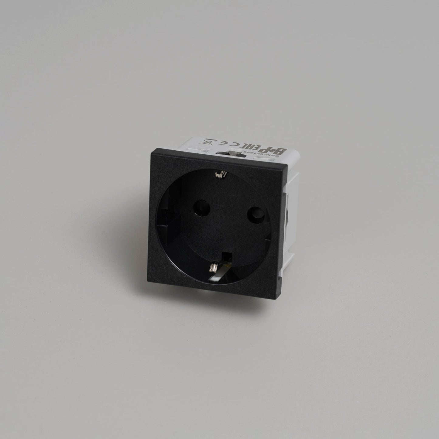 Modul til stikkontakt, Schuko type F, sort • Buster + Punch
