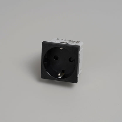 Modul til stikkontakt, Schuko type F, sort • Buster + Punch