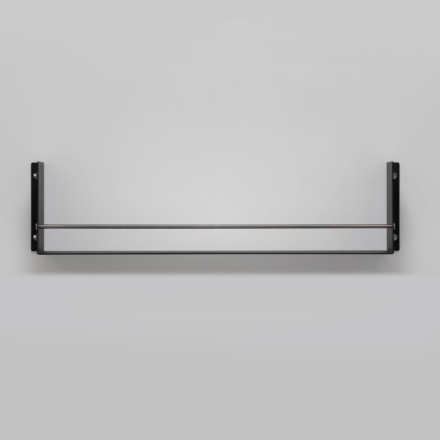 Sort hylde til køkkenet i råt design med eksklusive detaljer i gun metal.
