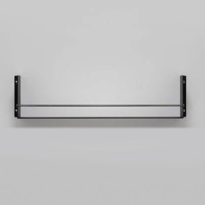 Sort hylde til køkkenet i råt design med eksklusive detaljer i gun metal.