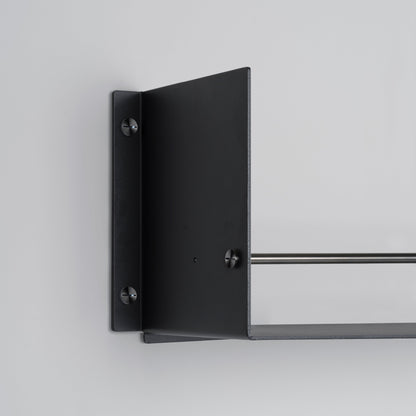 Sort hylde til køkkenet i råt design med eksklusive detaljer i gun metal.