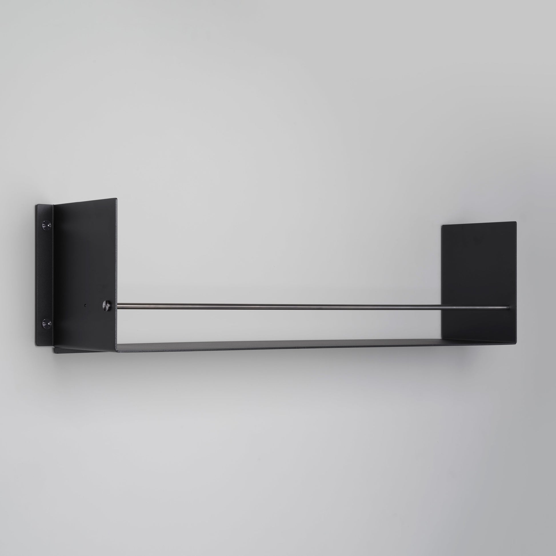 Sort hylde til køkkenet i råt design med eksklusive detaljer i gun metal.