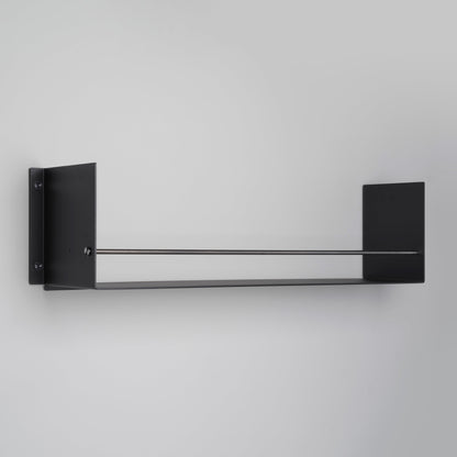Sort hylde til køkkenet i råt design med eksklusive detaljer i gun metal.