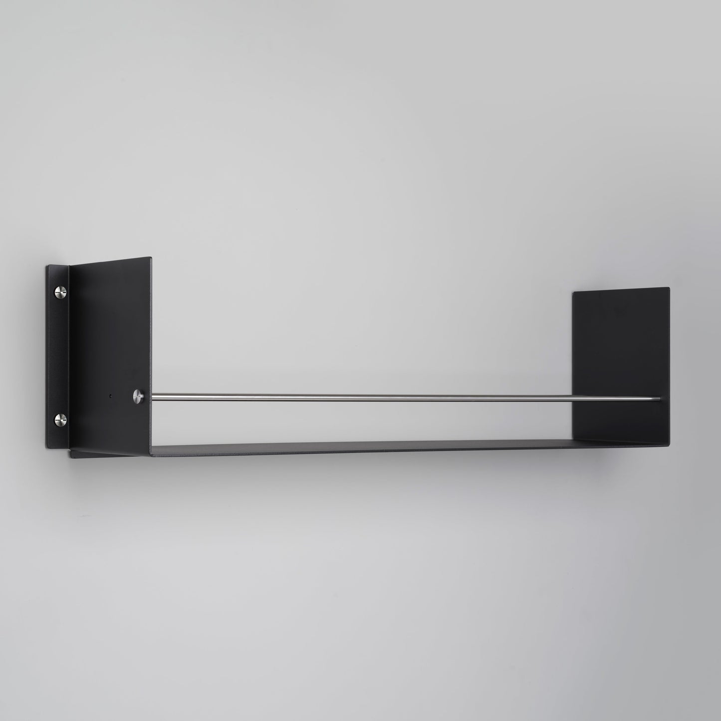 Sort hylde til dit køkken eller badeværelse med et råt design og eksklusive detaljer i stål.