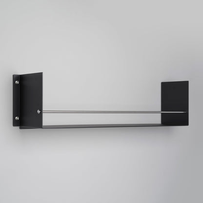 Sort hylde til dit køkken eller badeværelse med et råt design og eksklusive detaljer i stål.