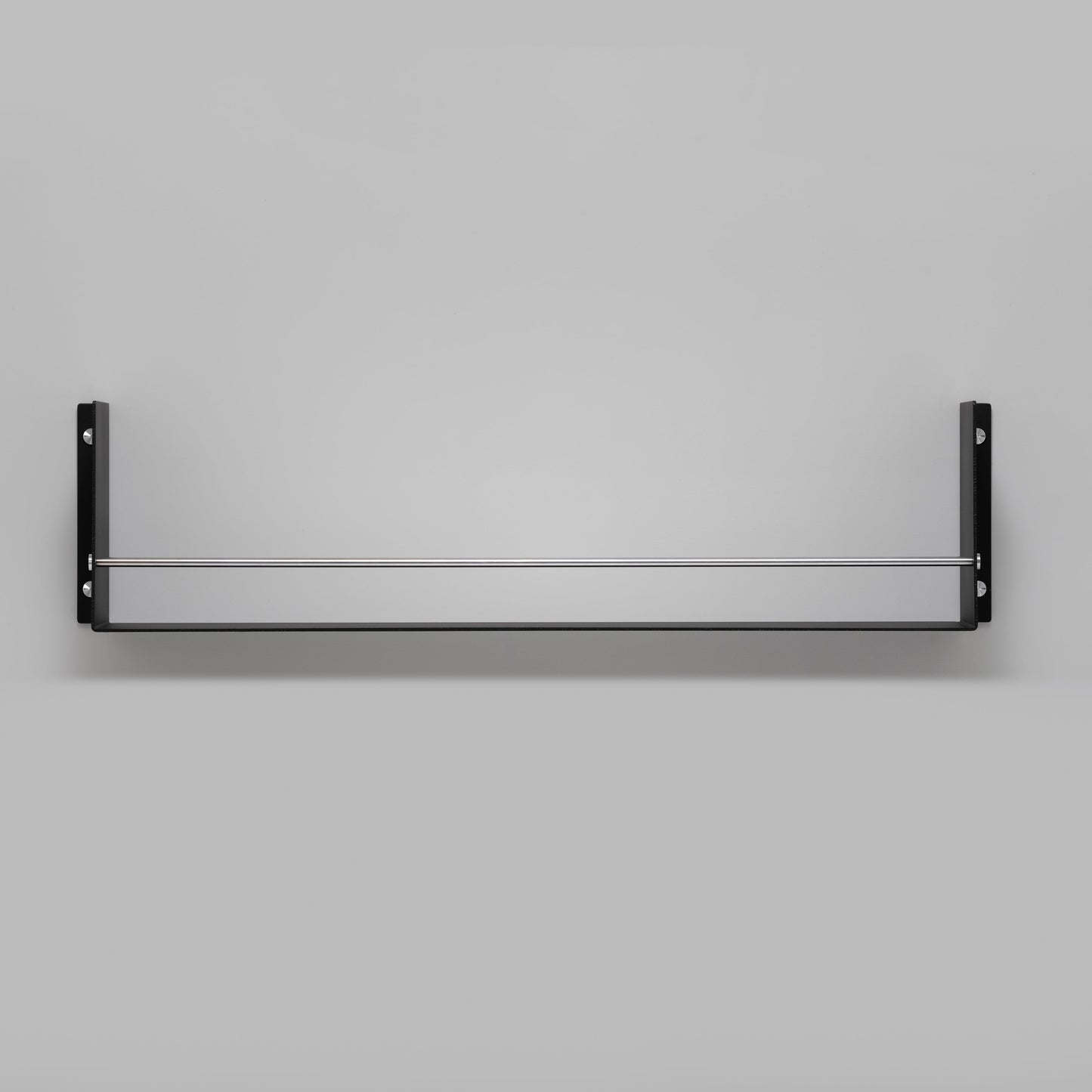 Sort hylde til dit køkken eller badeværelse med et råt design og eksklusive detaljer i stål.