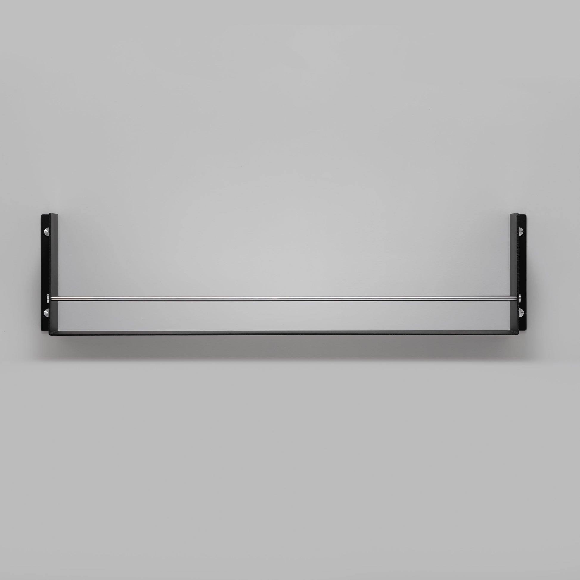Sort hylde til dit køkken eller badeværelse med et råt design og eksklusive detaljer i stål.