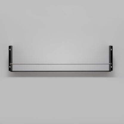 Sort hylde til dit køkken eller badeværelse med et råt design og eksklusive detaljer i stål.