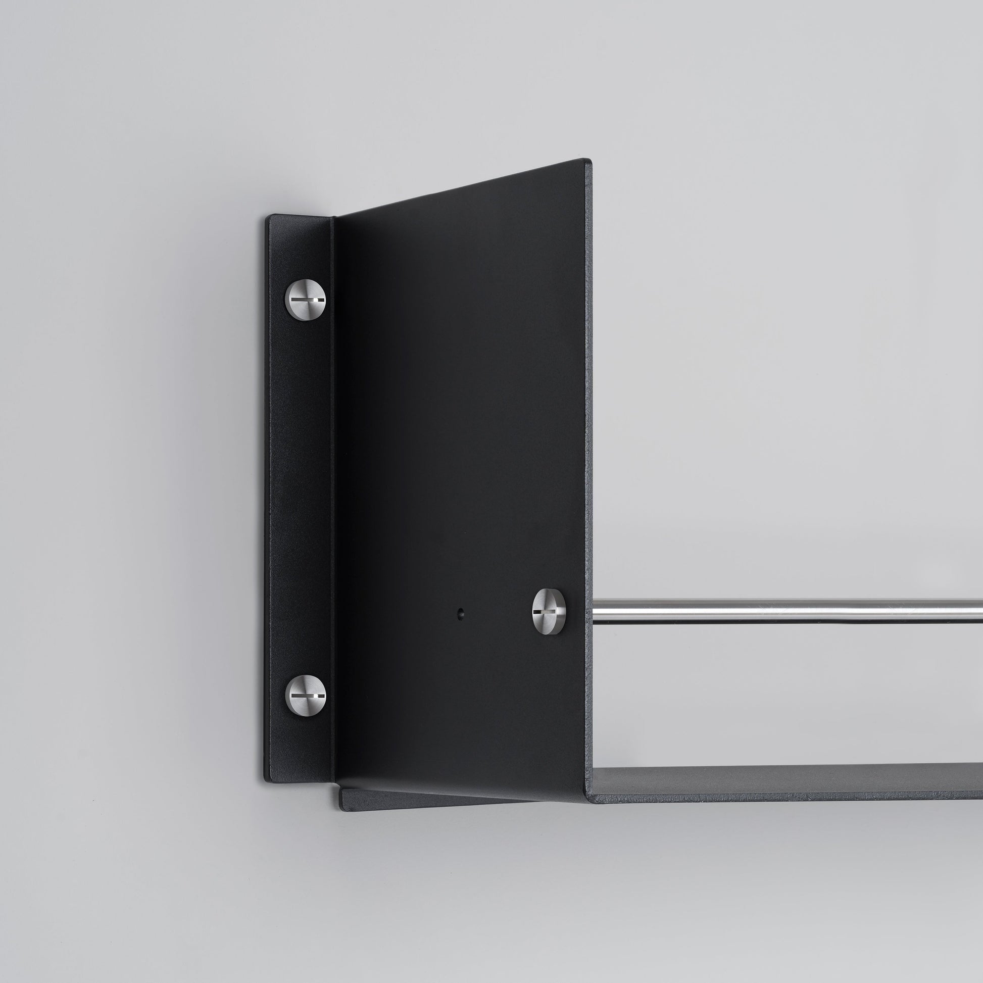 Sort hylde til dit køkken eller badeværelse med et råt design og eksklusive detaljer i stål.