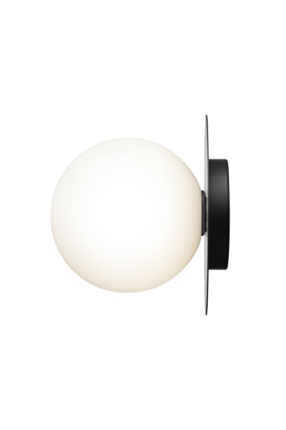 Væg-eller loftlampe med lampeskærm af opalglas og sort fatning, på hvid baggrund