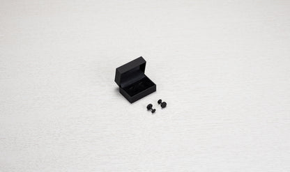2 stk. sorte manchetknapper. Kanten på knapperne er udsmykket med det riflede diamond cut mønster.