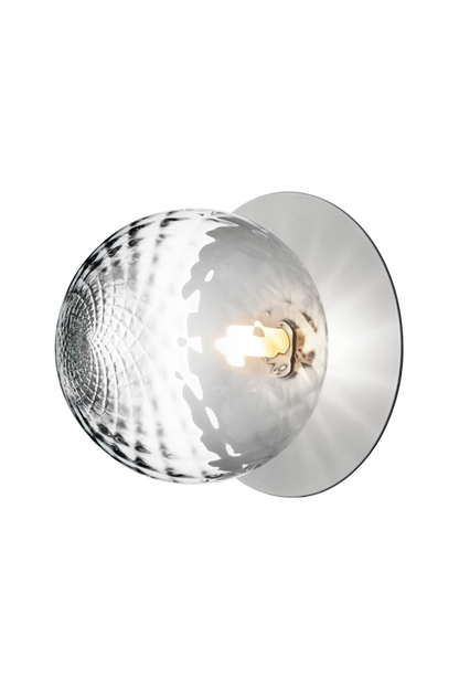 Væg-eller loftlampe med lampeskærm af klart optikglas og sølvfarvet fatning, på hvid baggrund