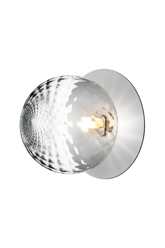 Væg-eller loftlampe med lampeskærm af klart optikglas og sølvfarvet fatning, på hvid baggrund