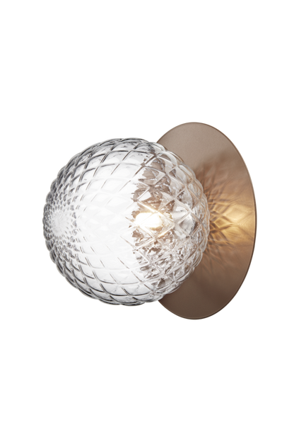 Væg-eller loftlampe med lampeskærm af klart optikglas og gylden fatning, på hvid baggrund