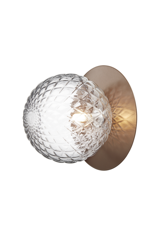 Væg-eller loftlampe med lampeskærm af klart optikglas og gylden fatning, på hvid baggrund