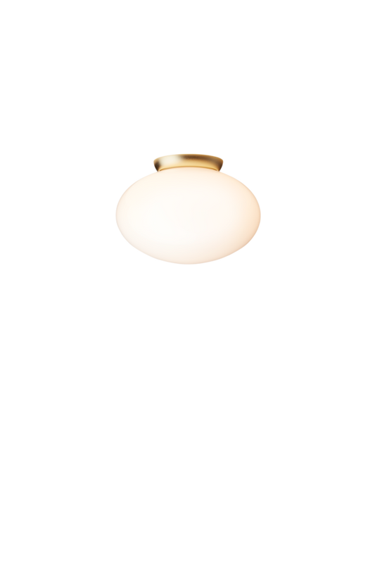 Loftlampe med messingfarvet fatning og skærm i opalglas, på hvid baggrund