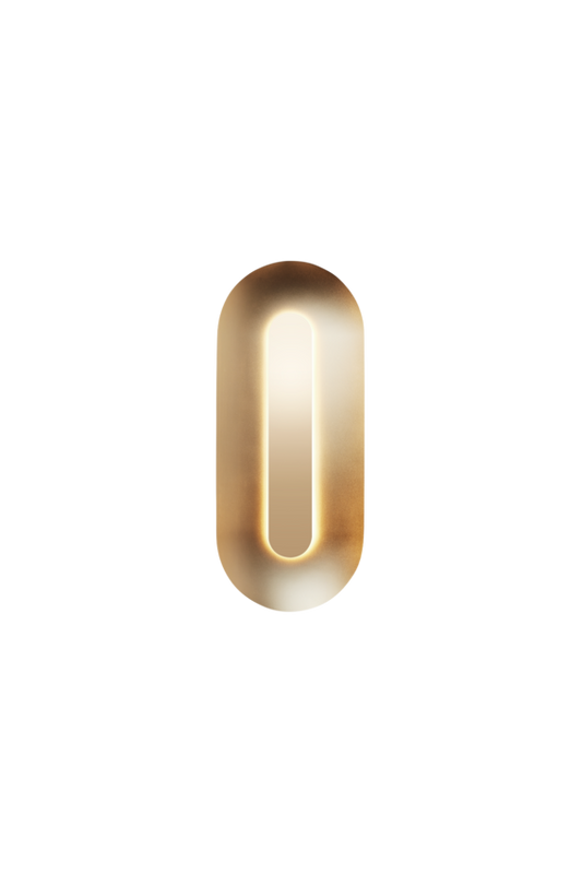 Oval messingfarvet væglampe med indirekte lys, på hvid baggrund